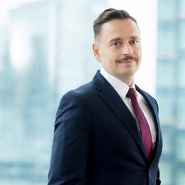 特朗普全面发力！解雇统计局局长并要求鲍威尔辞职